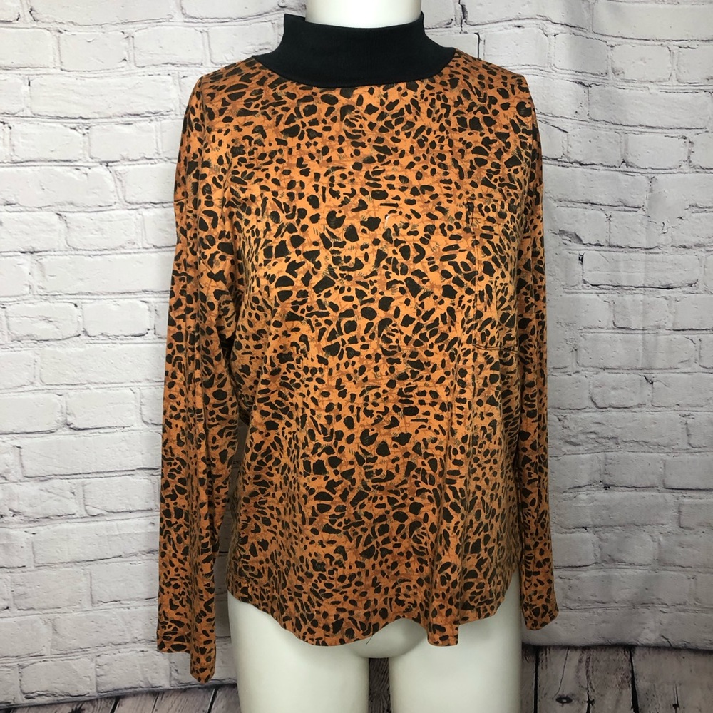 A Paquette vintage cheetah print long sleeve turtle neck top size medium